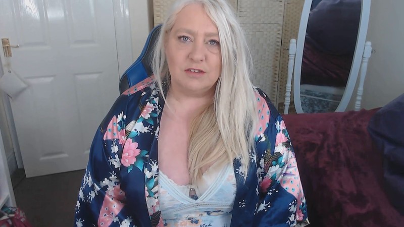 English Milf – Son wants to take photos of Mommy