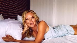 Mona Wales – Mommy Tells You a Dirty Story