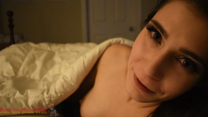 HoloTheWiseWulf – Sister Makes You Cum Under the Covers